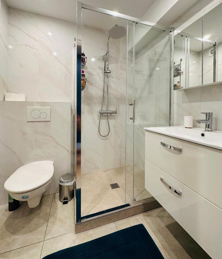 The Nice - 3 Rooms, 3Air Cond, 3Tv, 3Fans, 2 Wc, Wifi Everywhere 5Min Aeroport, Train, Beach, 1Min Tram, 15 Min Centre, Port, Parking Possible Exteriör bild