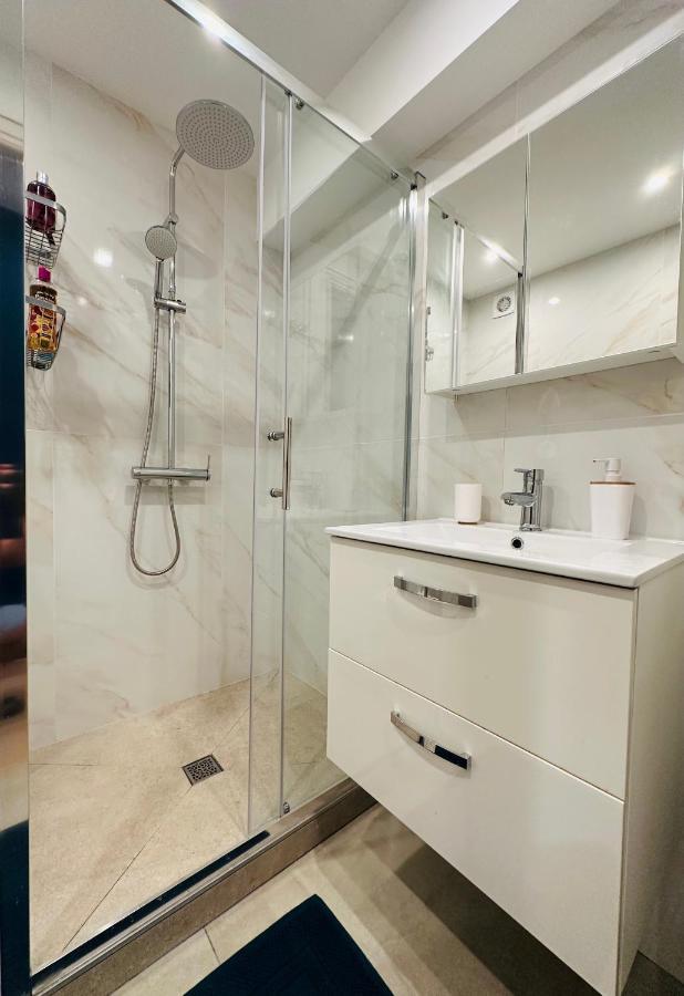 The Nice - 3 Rooms, 3Air Cond, 3Tv, 3Fans, 2 Wc, Wifi Everywhere 5Min Aeroport, Train, Beach, 1Min Tram, 15 Min Centre, Port, Parking Possible Exteriör bild